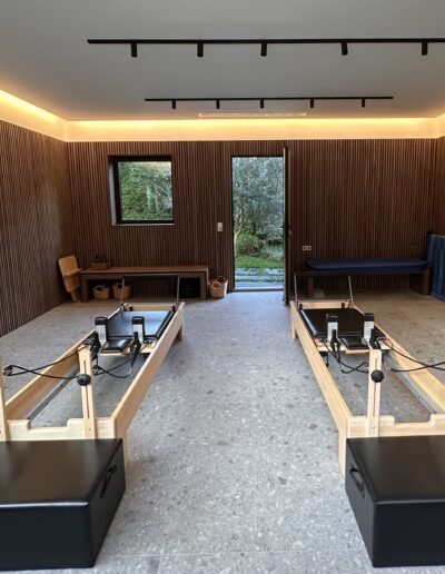 Vue de l'intérieur de la Salle de Sport. Les Pilates Reformer sont sortis.